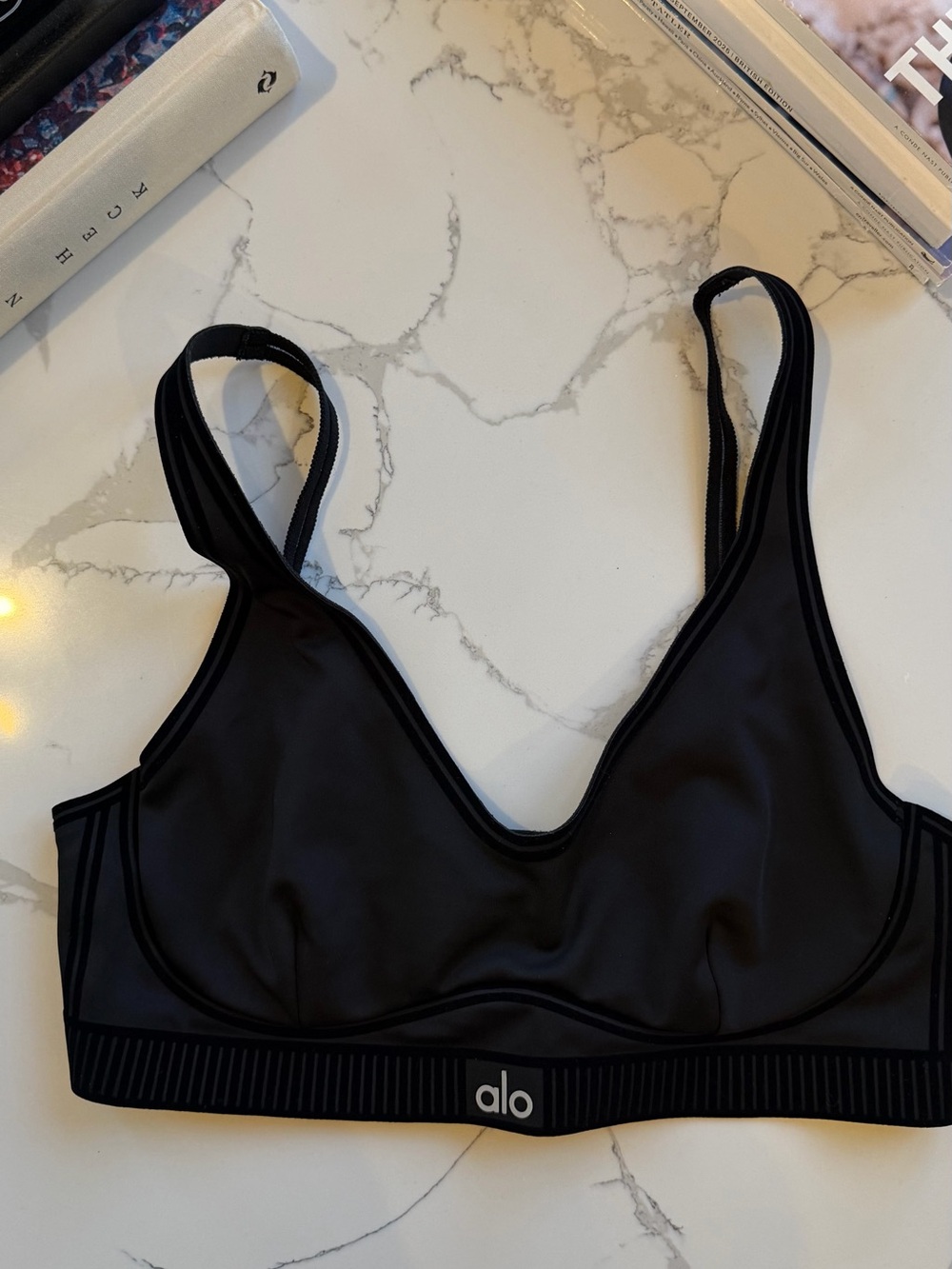 ALO Yoga Airlift Line Up Bra - Black size Large